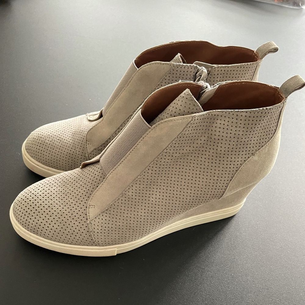 Women’s Size 7.5 Linea Paola Sneaker